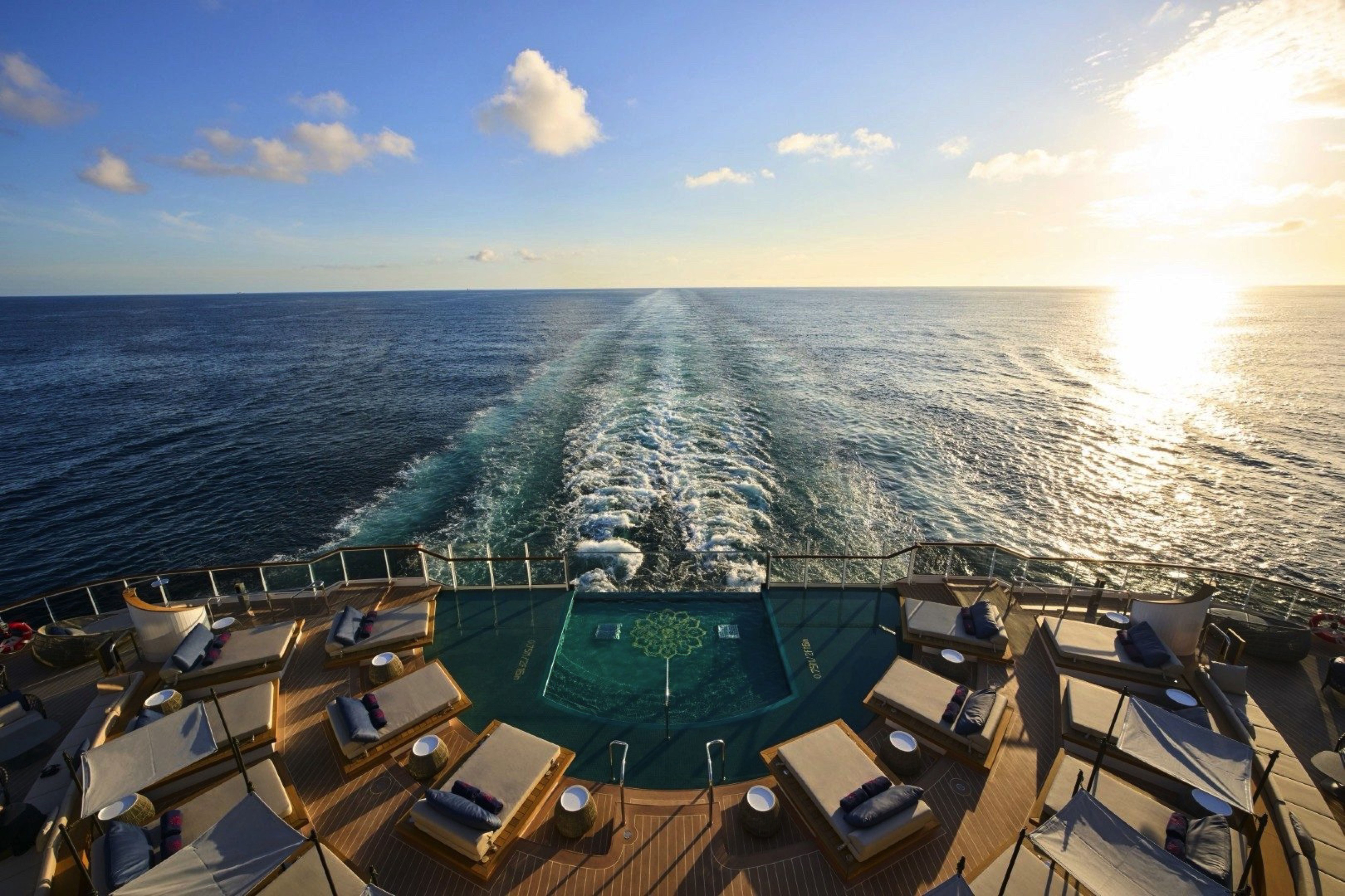 EXPLORA II - Astern Pool & Bar